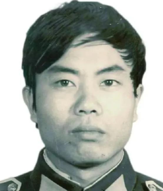 1987年，一名缉毒民警，以回族老板身份打入毒贩内部，吃饭时，毒贩突然夹起一块猪