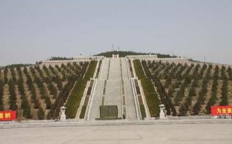 2011年，修建了两年的华国锋陵墓终于竣工了，事后一统计，一共花费了1200多万