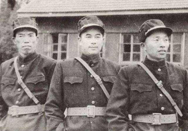 38军三巨头。左边是军长梁兴初，江西吉安人，开国中将，带领38军打出了万岁军的