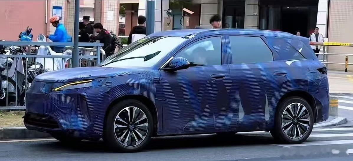 比亚迪元家族要迎来新成员了，没那么神秘，但新东西不少之所以不太神秘，从车身造型