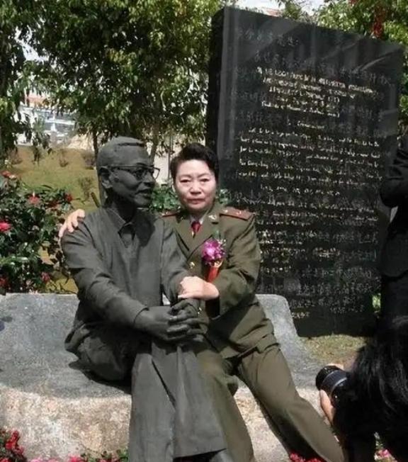 1997年，陈景润的妻子坐在丈夫的雕塑旁，紧紧搂住“丈夫”的肩膀，留下了这张感人