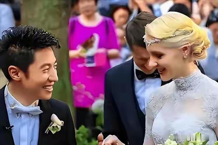 央视主持人的另一半，还真是打破人的常规印象。康辉和妻子刘雅洁是大学同学，从校