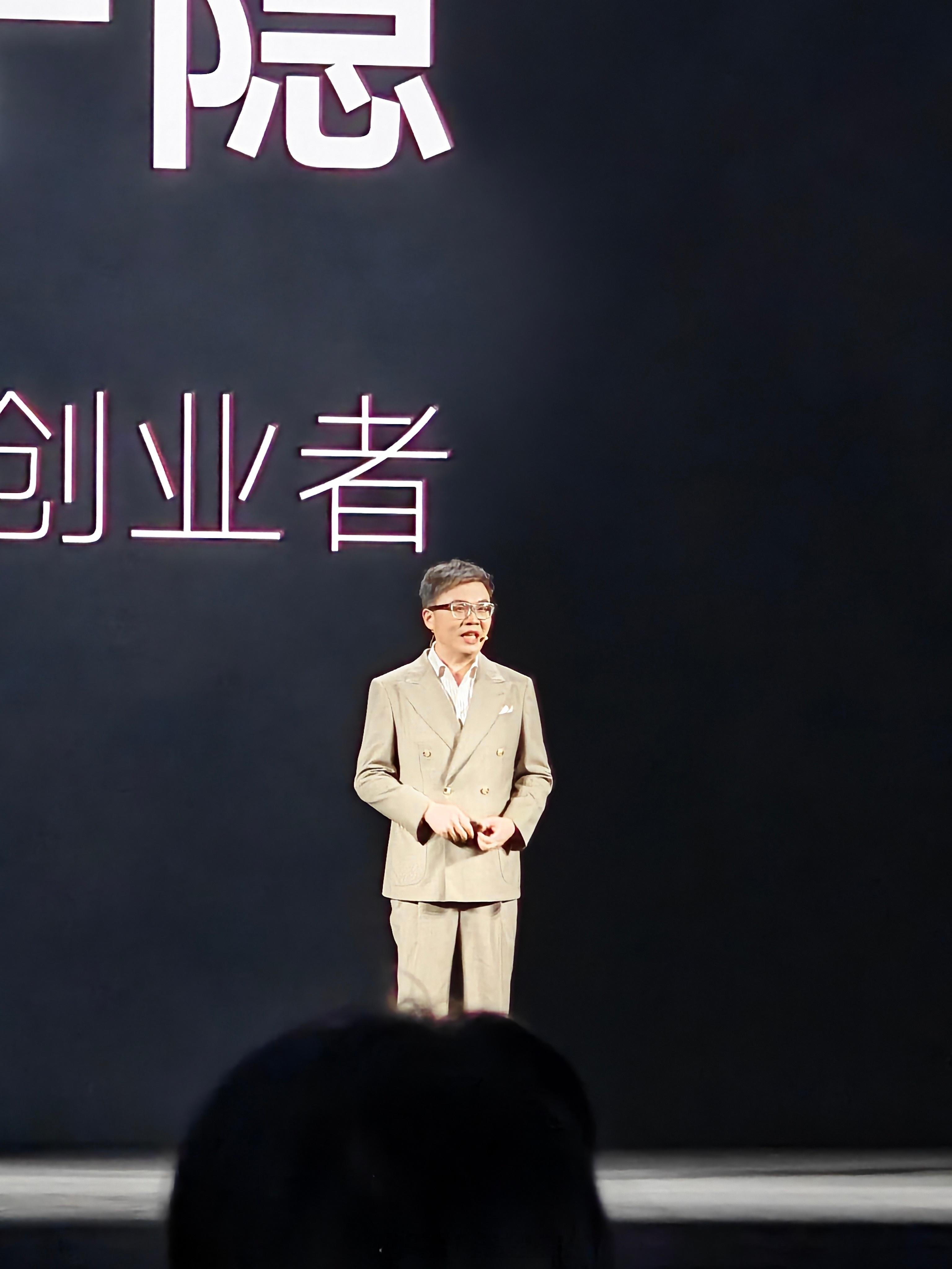 开头不吹，先锤自己，闪极这发布有点意思闪极loomos闪极AI眼镜发布会好看的不