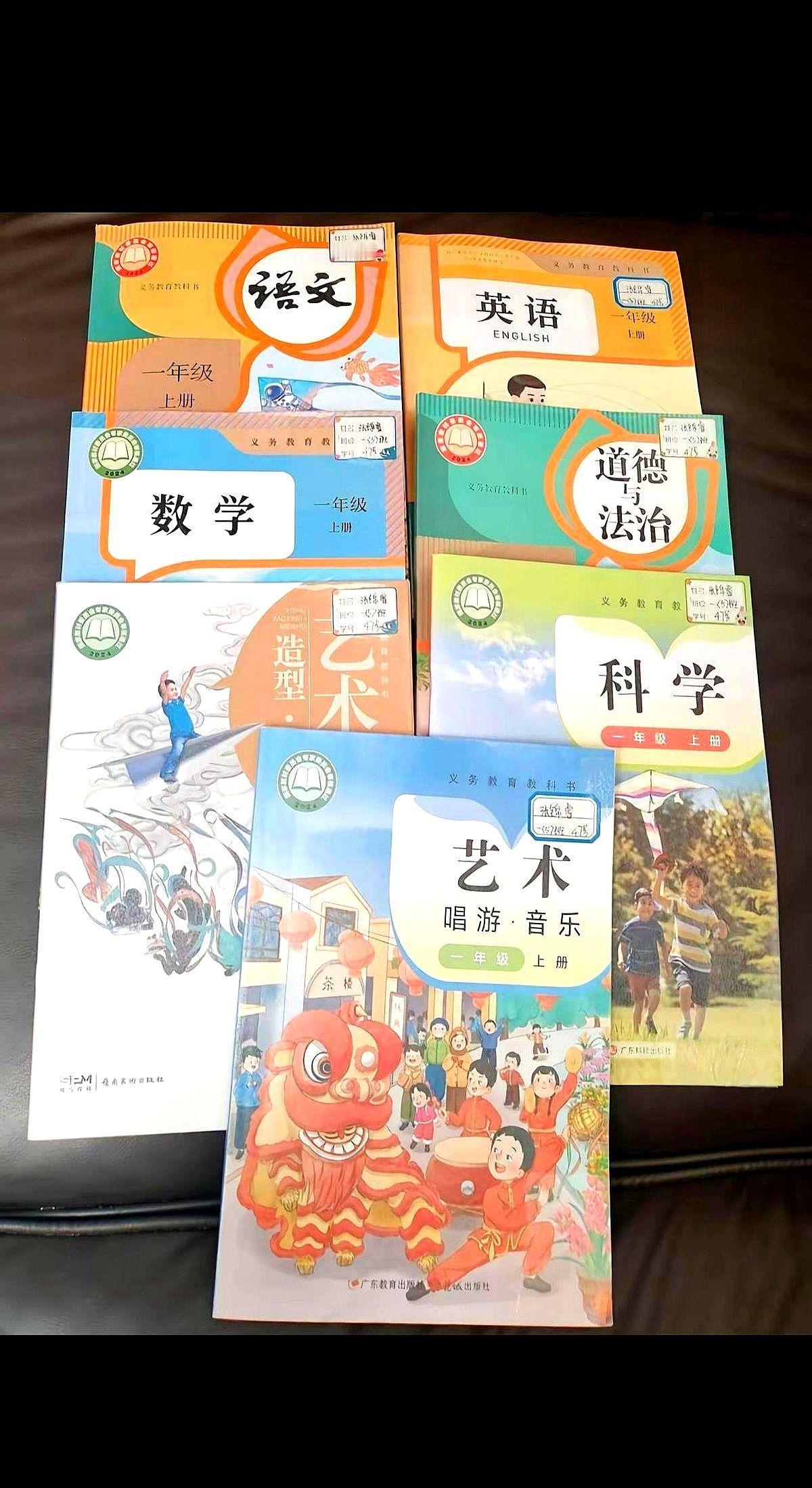 一年级书包里躺着英语书，孩子连b都写歪。视频里那位妈妈急得掉泪，我盯着她儿子