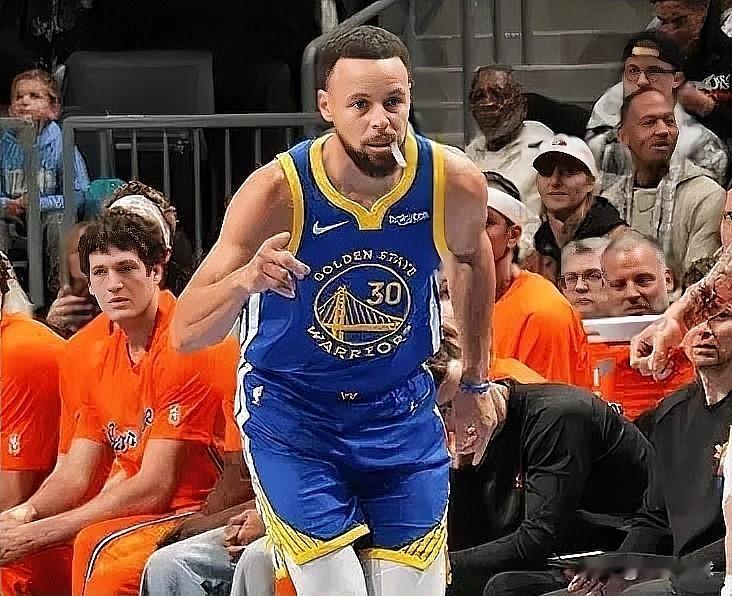 勇士老将库里真是球队定海神针啊！在今日勇士对阵黄蜂的比赛中，库里半场出战16