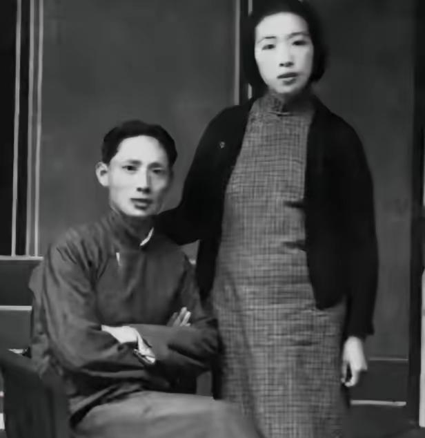1949年5月3日，杭州解放当晚，时任三野副司令员的粟裕收到一封信。信上只有一行