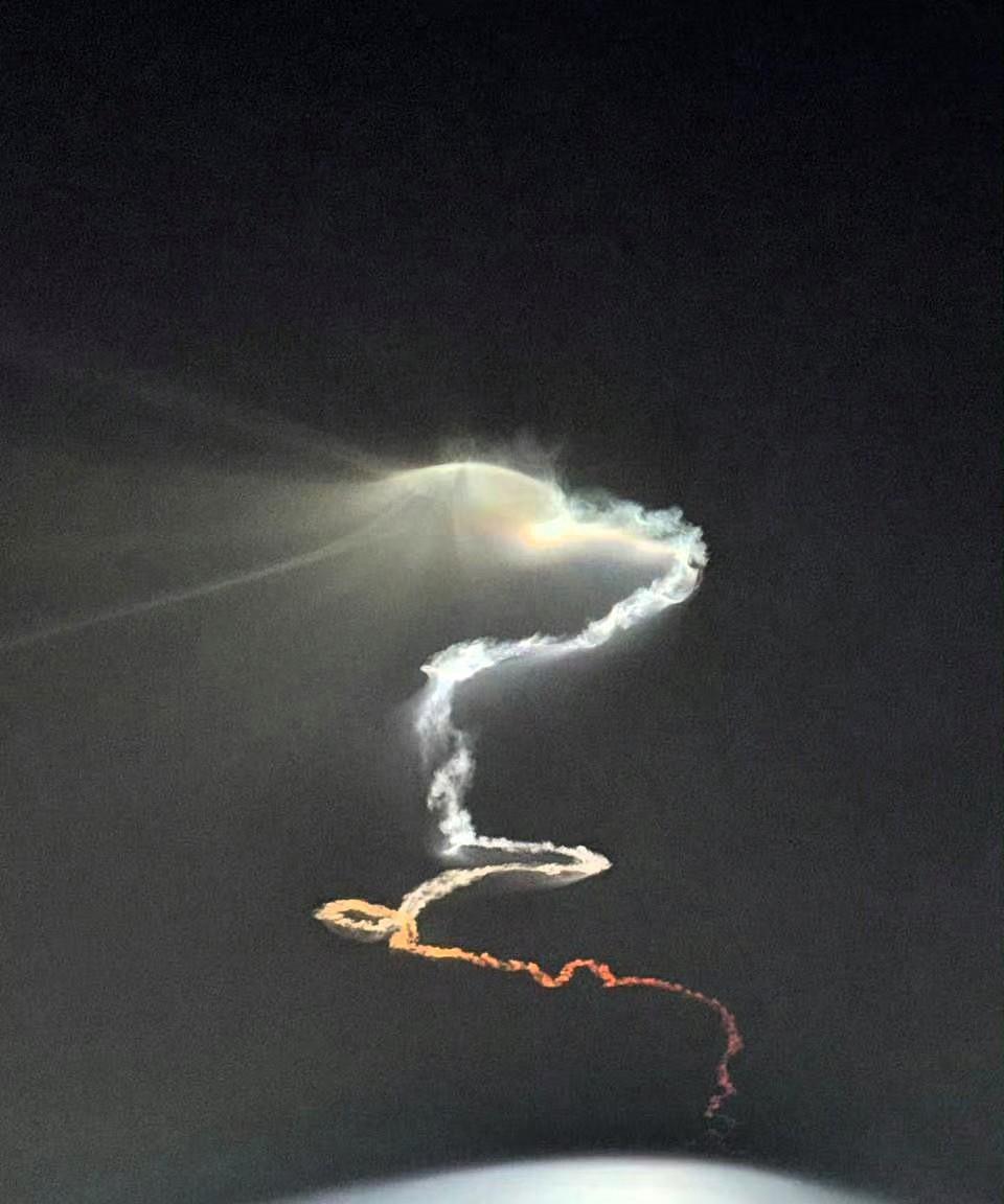 刚刚伊朗发射了个神秘的东西，在天空中留下了像龙一样的轨迹，这画面让我想到了之前西
