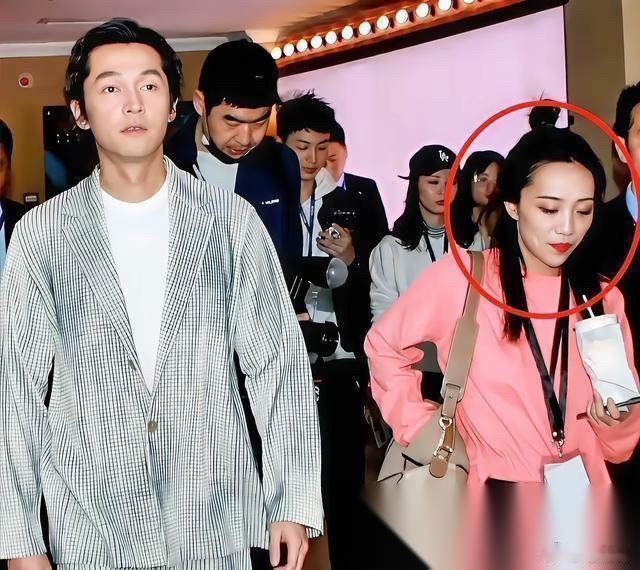 胡歌老婆这穿搭，普通人看了都得说朴素，可这股子安静大气的劲儿，透着屏幕都能感受