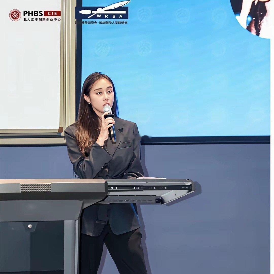 很多人只认识何猷君，四太最看重的其实是女儿何超欣。清华苏世民毕业，经常进校园做分享交流。​