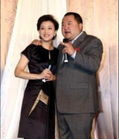 1994年，26岁的杨澜非要和银行上班的丈夫张一兵离婚，转身嫁给了体重200斤，