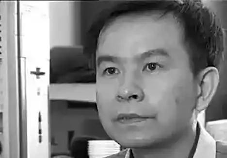 1992年，浙大高材生李红涛被警察逮捕，然而让所有人不敢相信的是，他竟然趁着警察