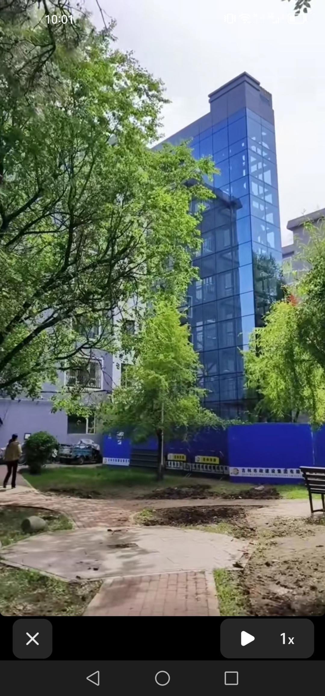 吉林市铁安里小区的电梯安装即将完成，比龙鼎花园的电梯更显大气，看上去着实不错。