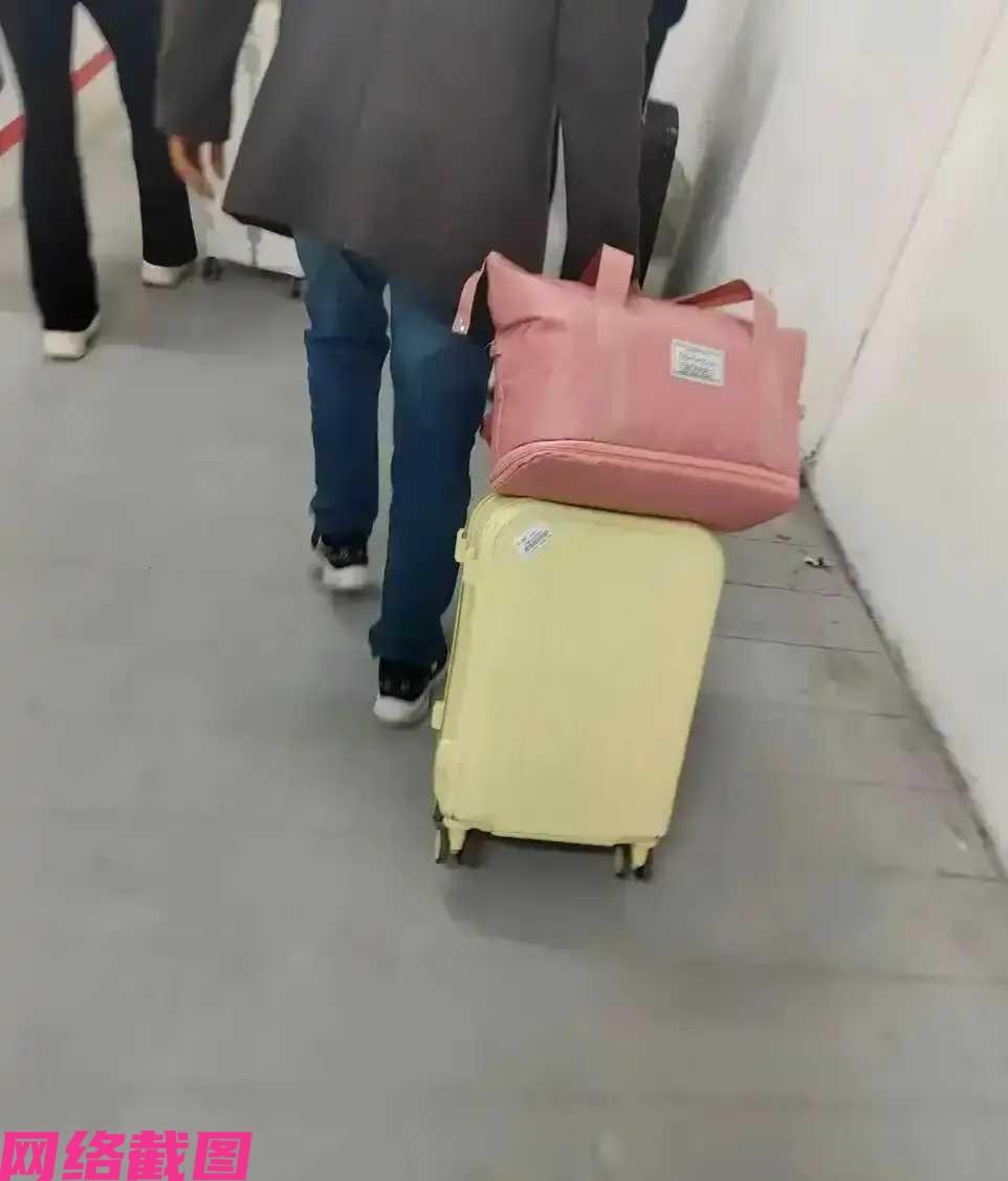 四川有大三女生要乘火车返校，只是在自己父亲送站之后，还是比较吃力拿着行李要上车。