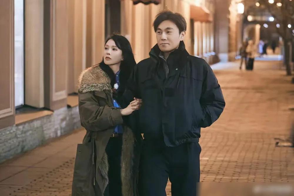 都知道伊能静爱撒娇，以前总有人说她矫情，可最近全网都在学秦昊说话，这事儿就有意思