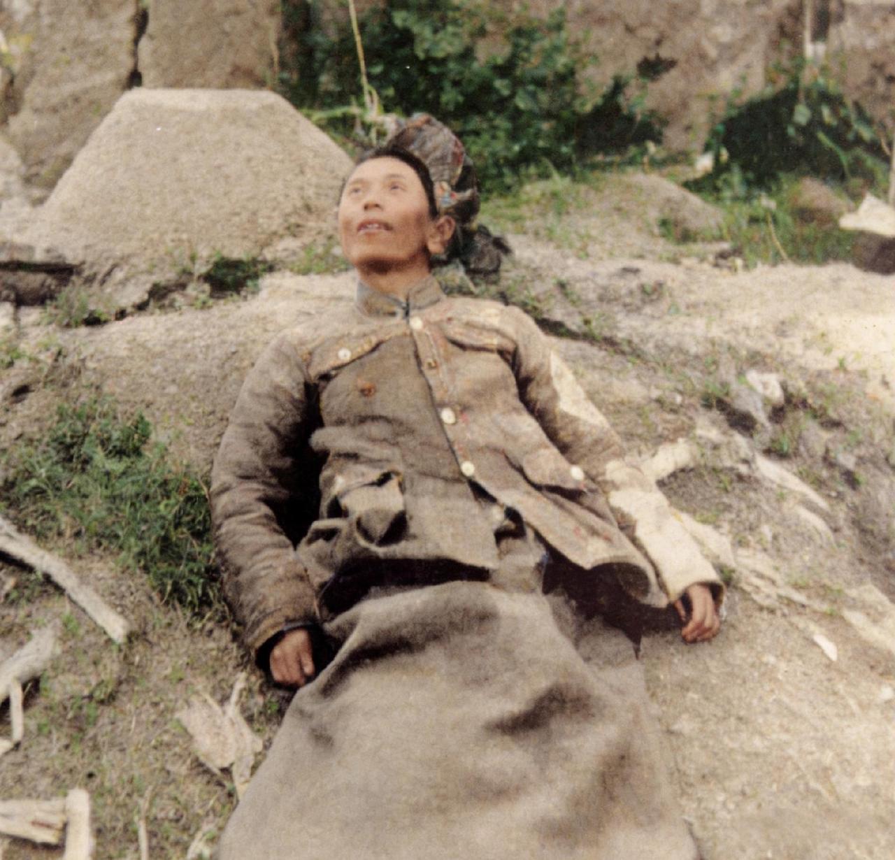 1946年戴之奇师长兵败自尽，那张躺在小土堆上的照片令人唏嘘。他本是黄埔四期毕