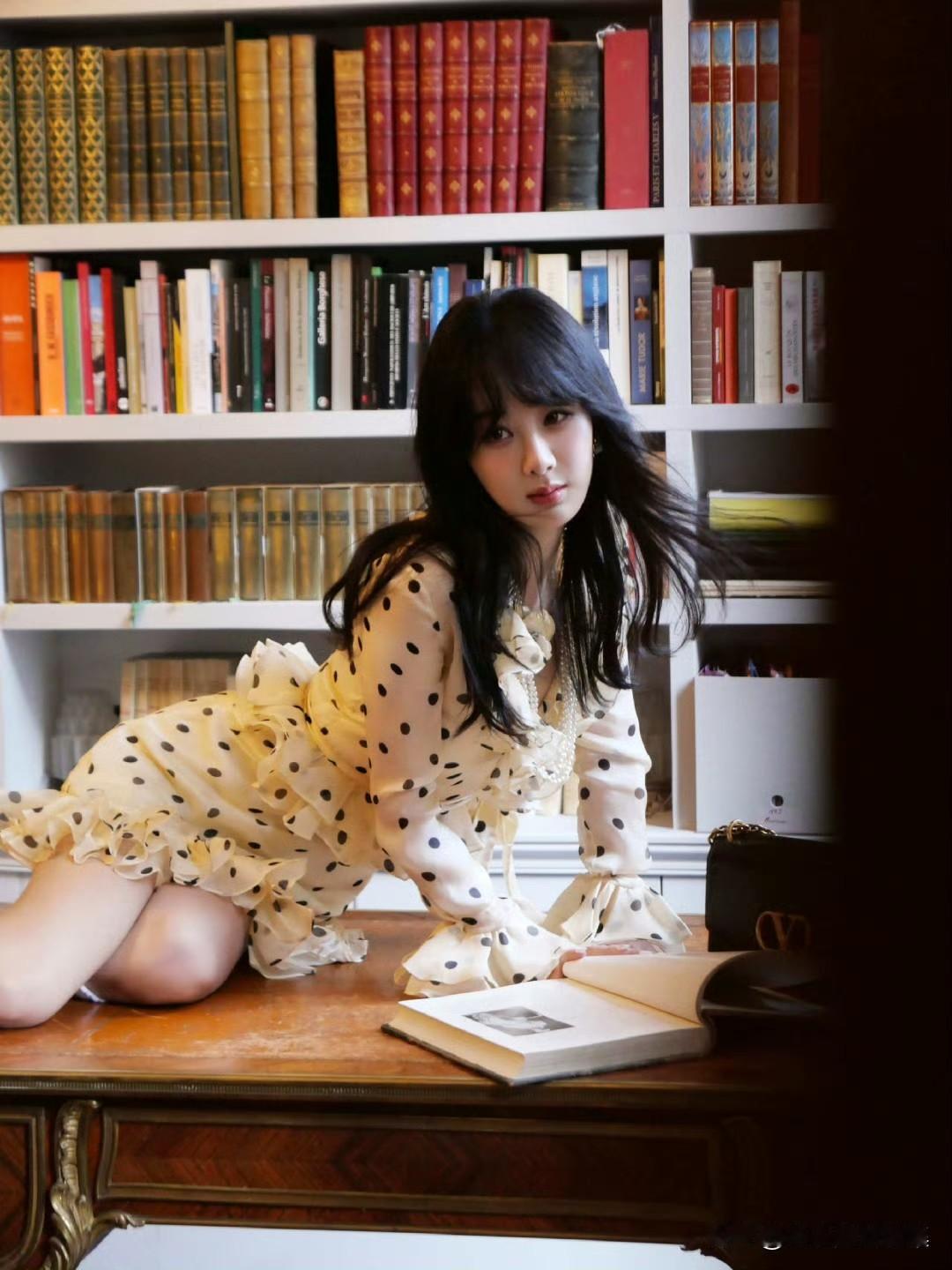 杨紫的波点白裙造型简直绝了，优雅与活泼完美融合。在某晚宴上，她这条波点裙获全网好