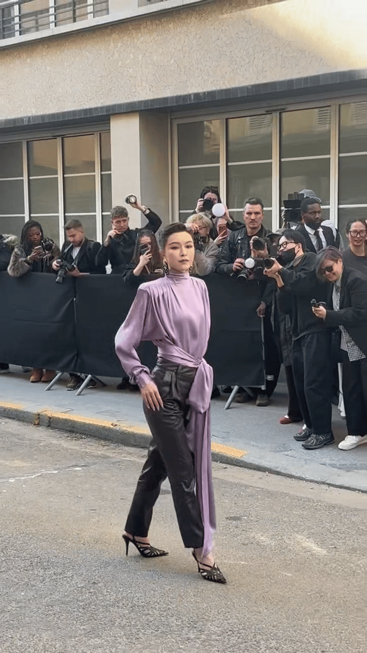 文咏珊风格大变文咏珊的转型太成功了！大波浪变成了干练的短发，她的霸气气场一下子