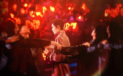 哥，那个“嘘”的手势和神秘微笑，我们可都截图了！暗示收到，速速官宣，别逼我们跪下