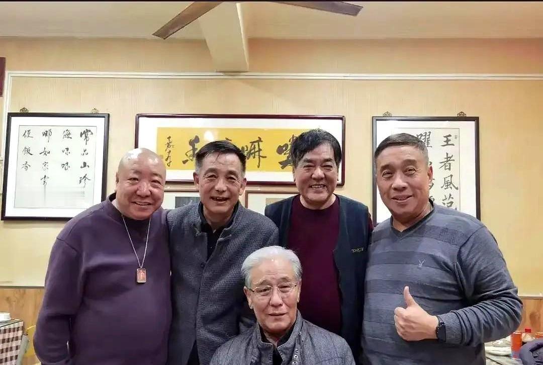 少马爷马志明一露面，之前那些谣言全碎了。徒弟葛鸿亮发的视频里，80岁的老爷子