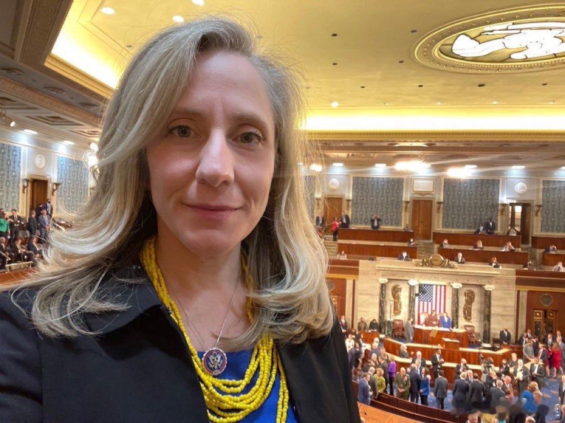 弗吉尼亚新州长今天宣誓就职立刻下令，终止州警与ICE的合作她的职业背景是中情局特