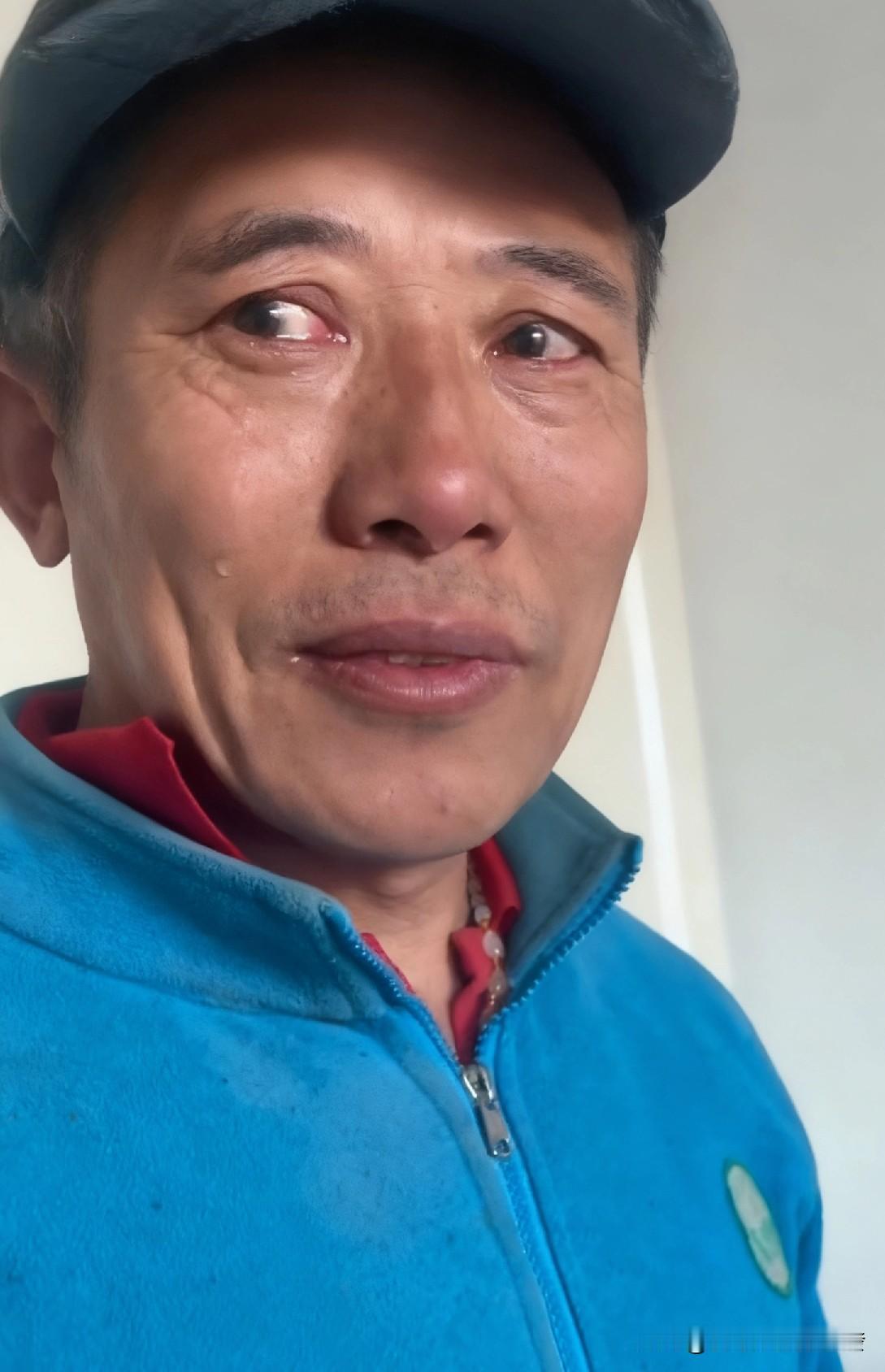 女子坐在客厅突然听到卧室内爸妈的声音不太对她立马就冲了进去。进去之后