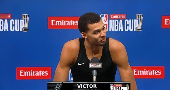 文班亚马复出后，最兴奋的不是拿到20+10，而是这件事。他坐在替补席，看着队友