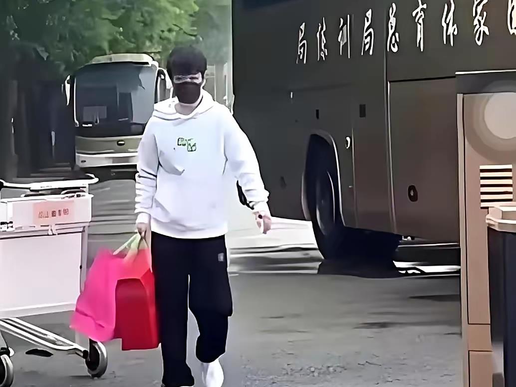 你们猜咋着！莎莎拿了金牌先揣包里，直奔老字号买酱肘子、驴打滚，回家就扎厨房！