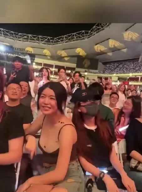 是我记错了吗？这个陈妍希不是李荣浩老婆杨丞琳的好朋友吗？怎么李荣浩在演唱会特意提