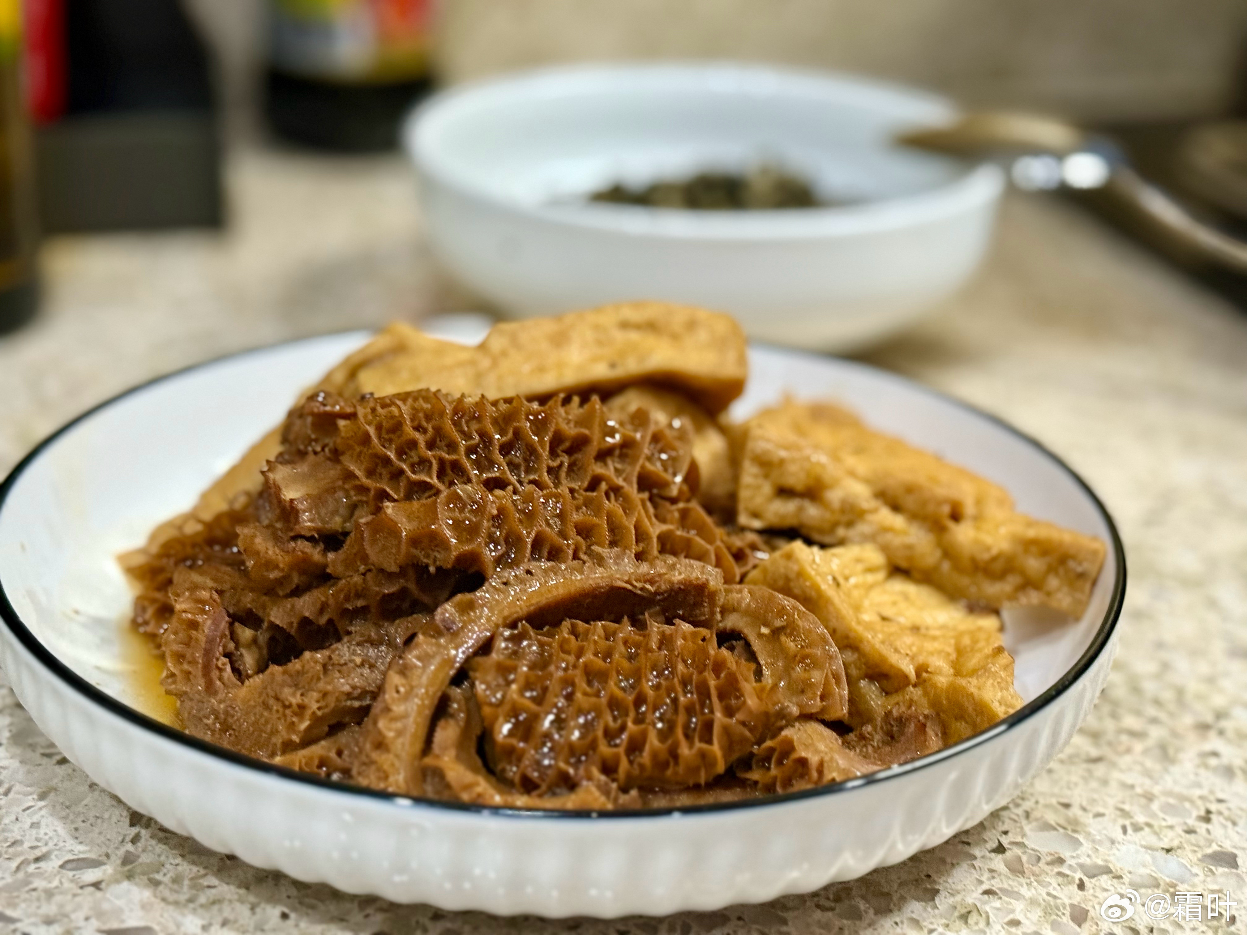 嗯，今天的卤牛肚和卤豆腐很好吃😋碗里有喜欢的味道，有啥坎儿过不去。