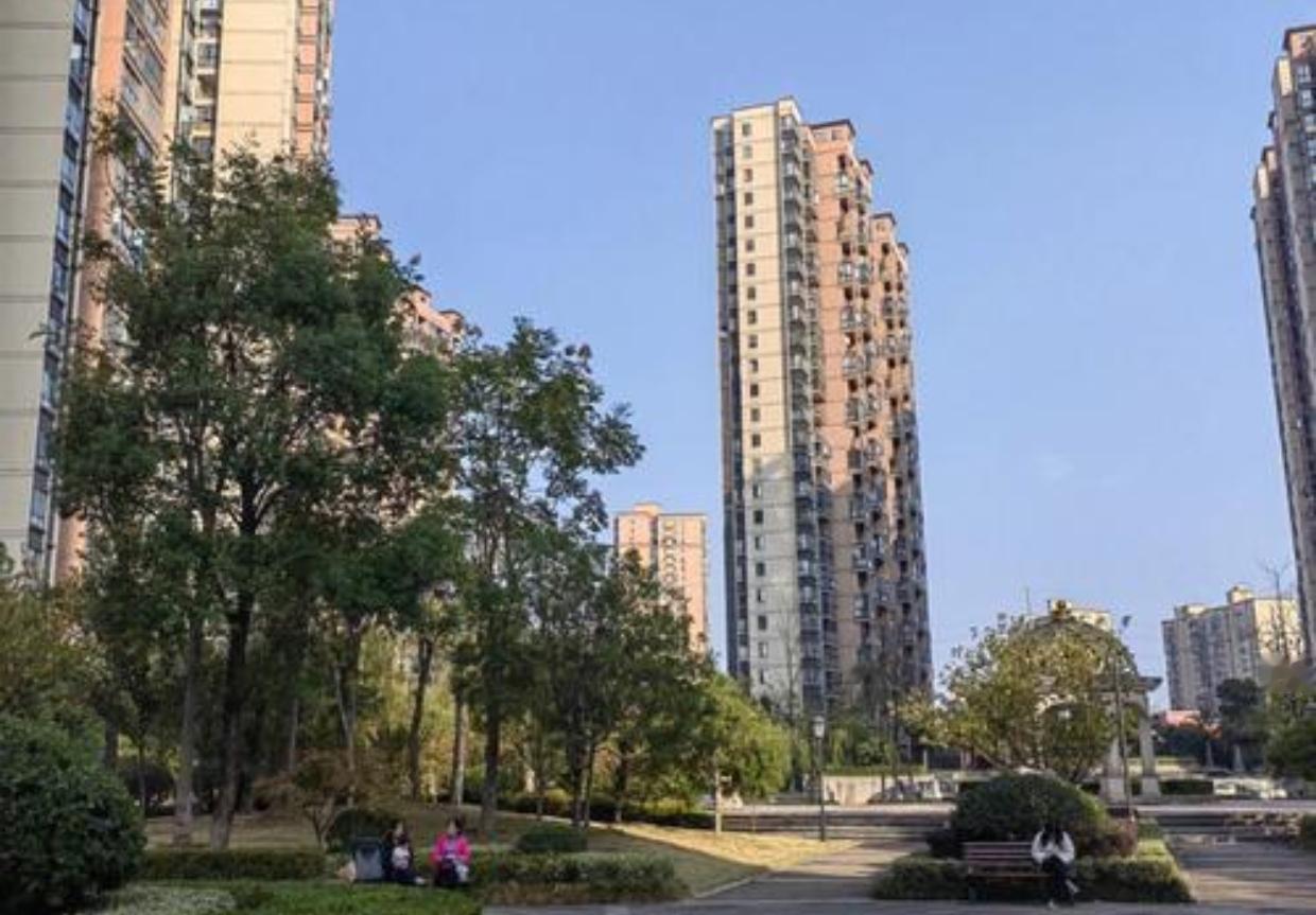 同事看中一套142万的房子，小区楼间距大，离地铁步行3分钟。同事很喜欢，说两天内