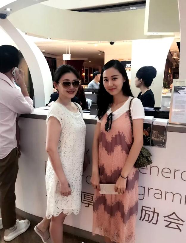 当年和大S合影的这位路人女生，颜值真的很高，格外亮眼。不得不说，生活里很多普通女