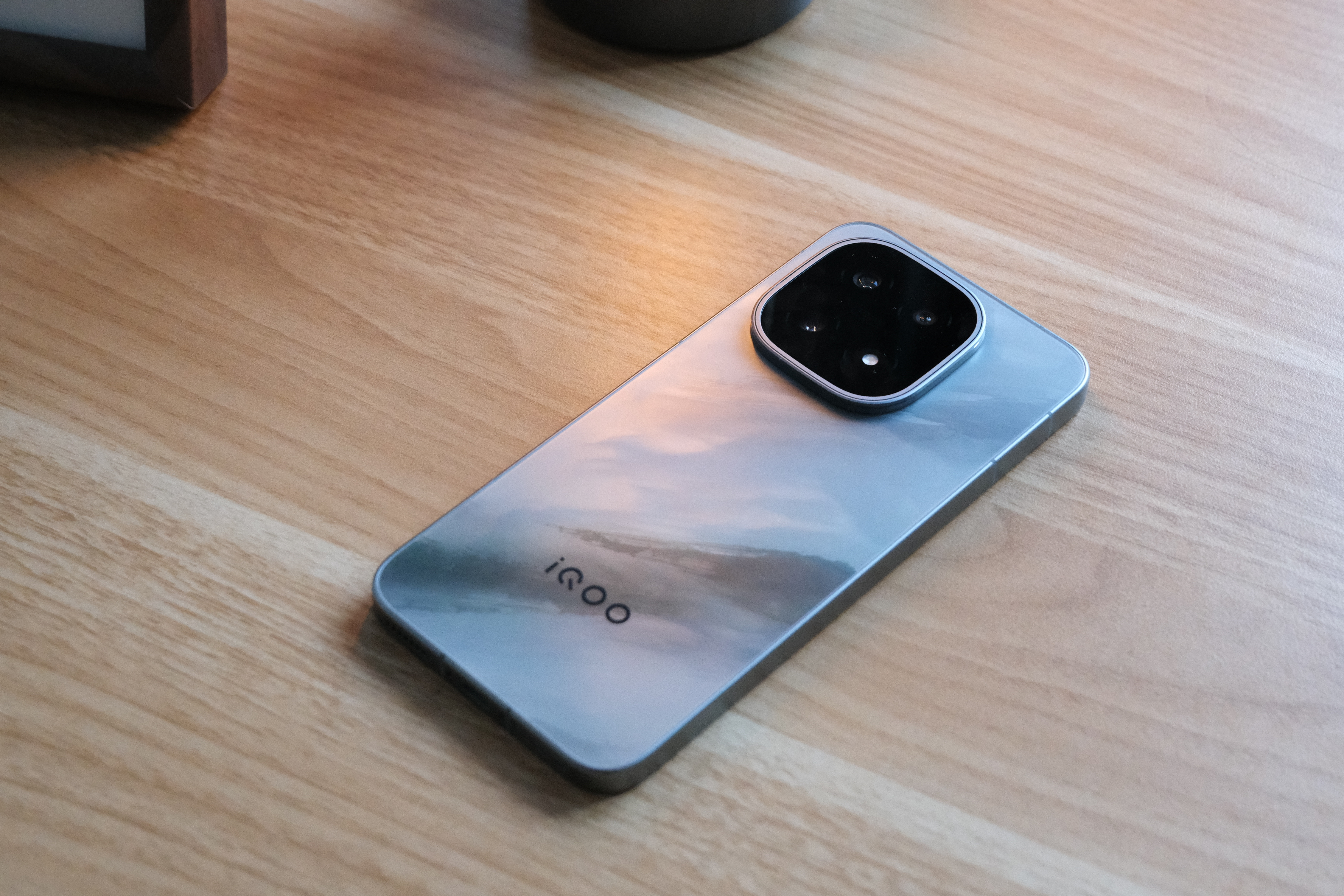 iQOO15这块屏，赢得是有点多...今年度TOP2水平。iQOO屏幕的含