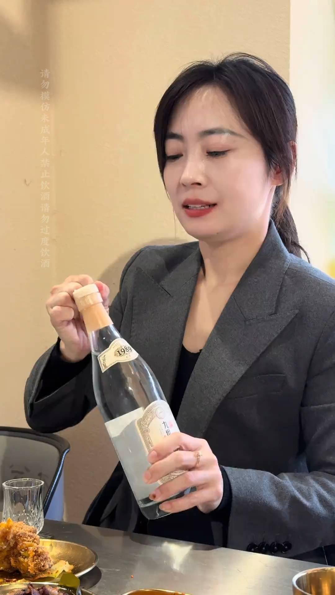 年轻时喝酒是为了热闹，中年时喝酒是为了沉默，今天依然喝这个。老酒开坛，先干一杯好