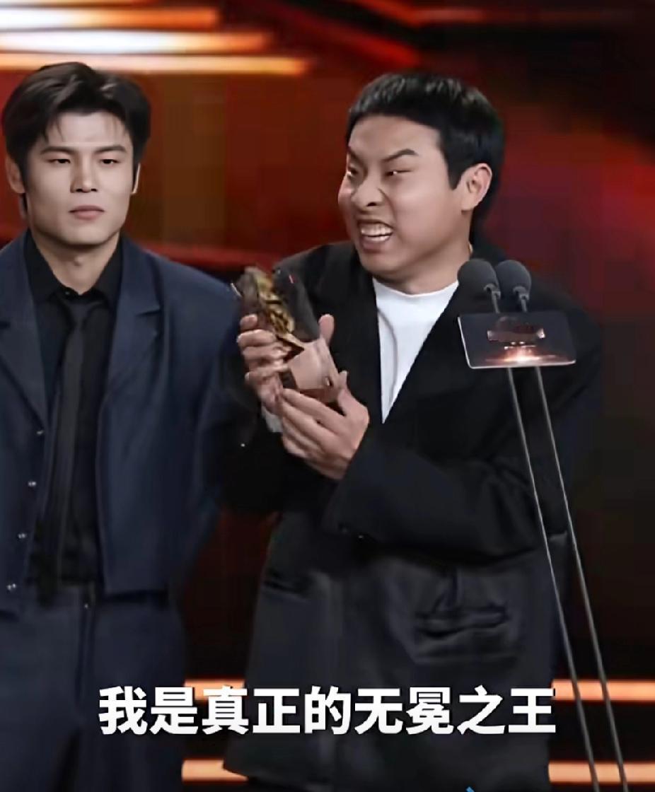 这也太高情商了吧！11月3日，喜剧演员徐志胜在颁奖典礼上拿到了一个没有刻写任何荣