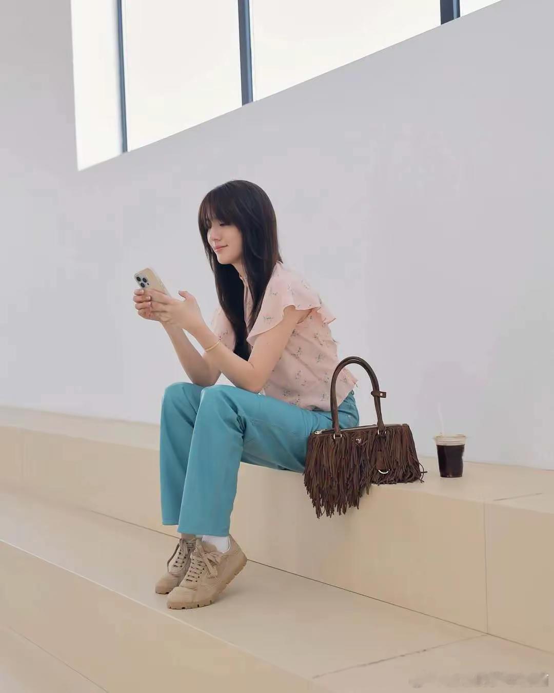吴千语晒出了自己度假休息的生活，结束剧组生活的她，去欧洲到处旅行。她练拳击来放松