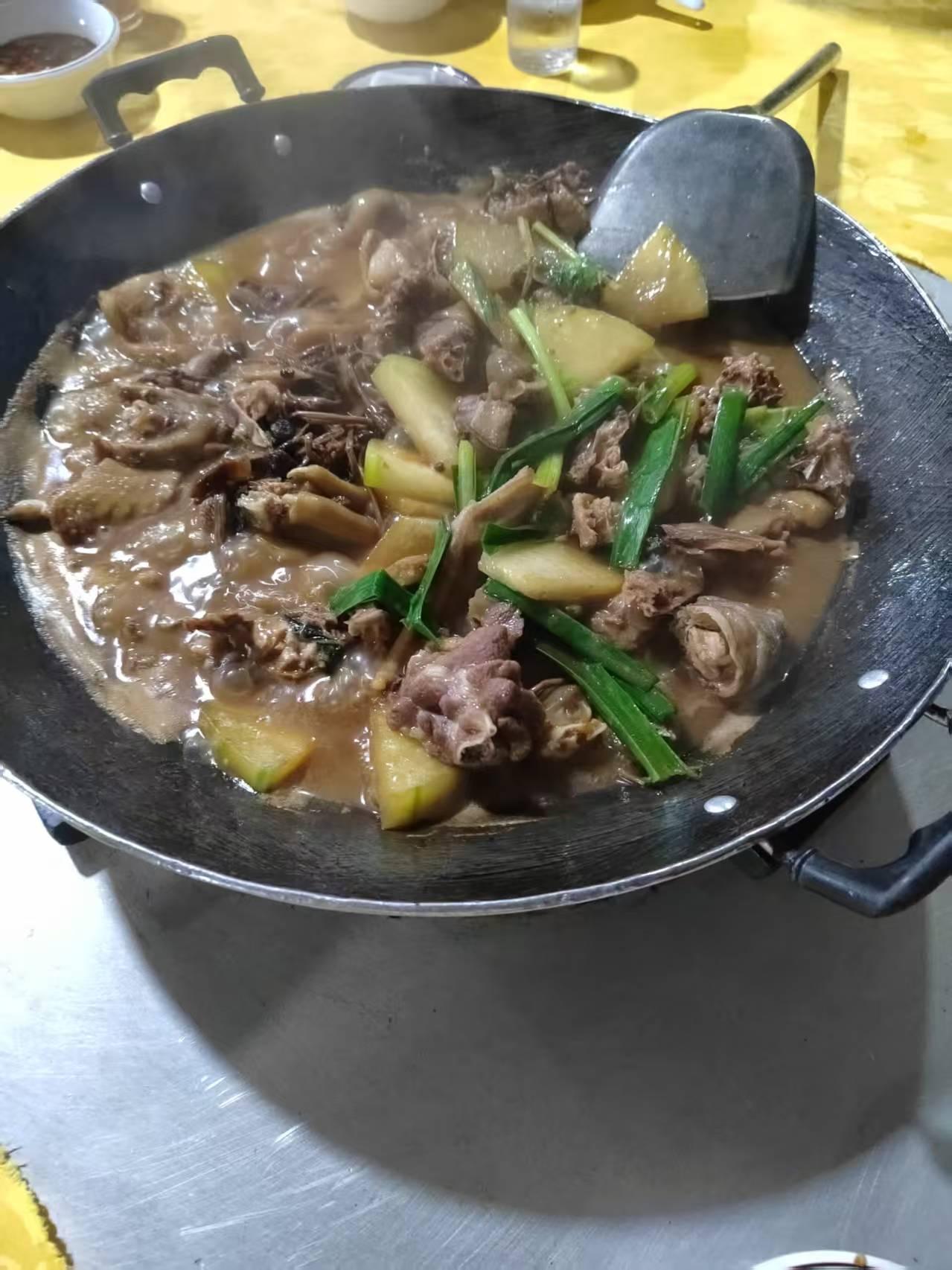 昨天和朋友去吃闷鹅，三百多块钱一大锅，鹅肉有五斤多，配上一点蔬菜味道美极了。