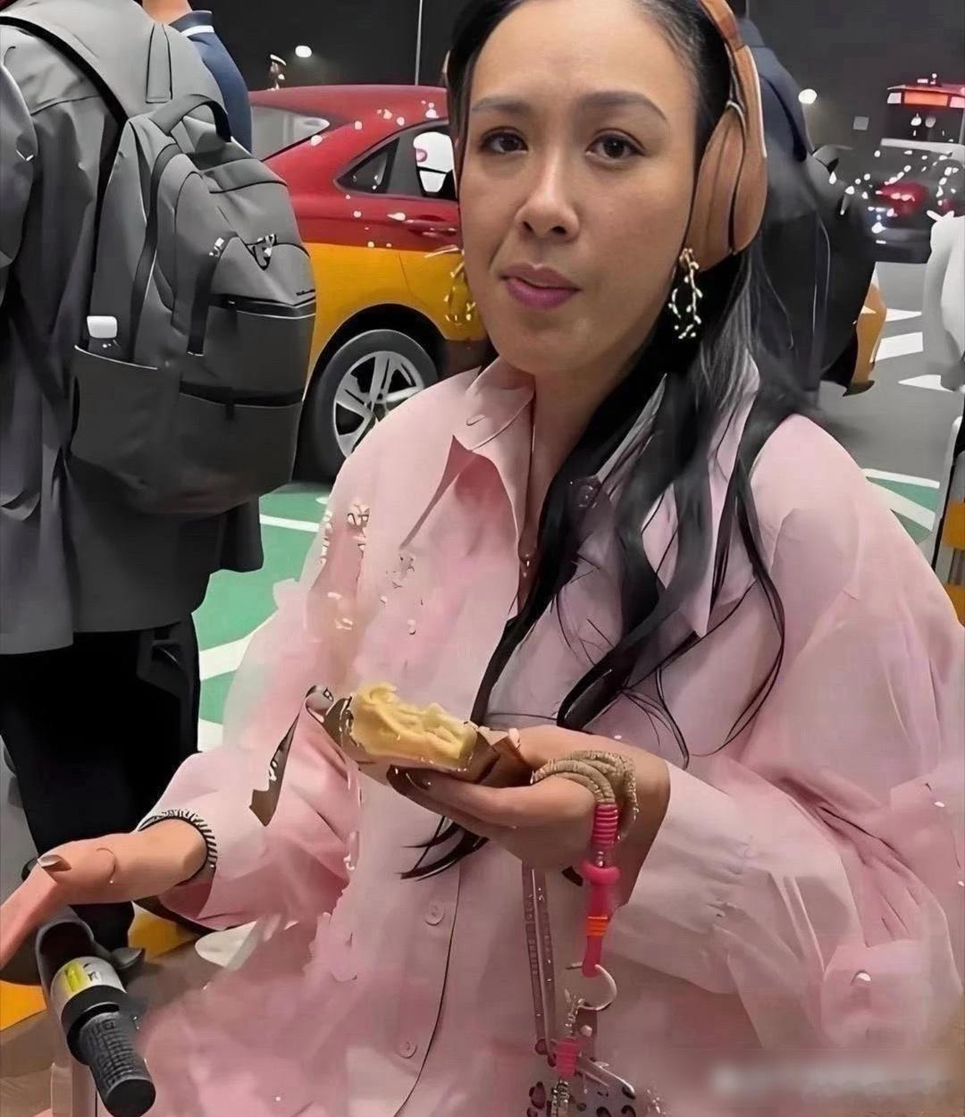 没有滤镜下的钟丽缇，容貌太真实了。
