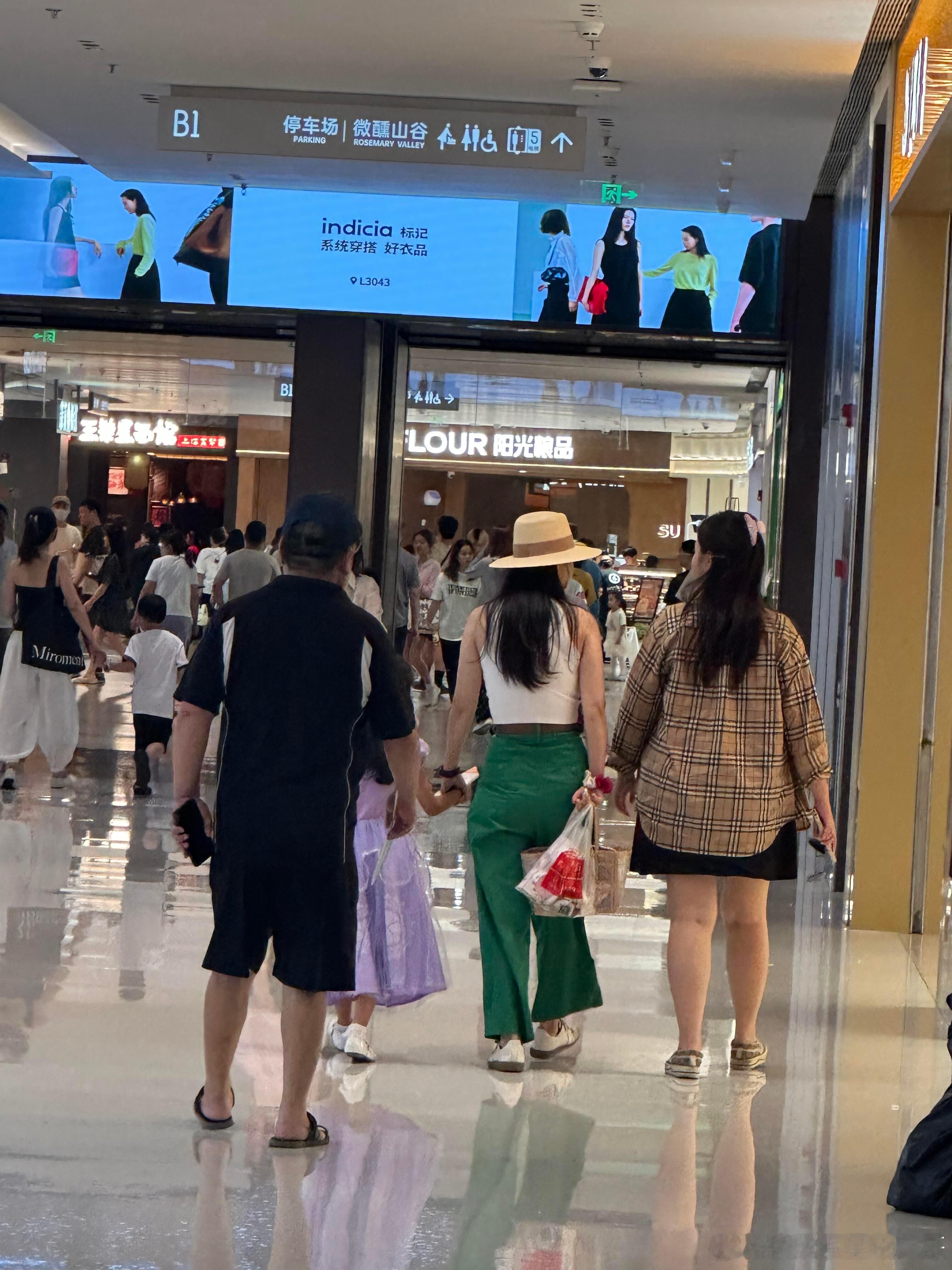 吴倩女儿长这么大了吴倩女儿近照吴倩带女儿逛商场，长这么大了！