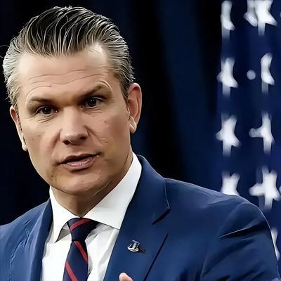 美军扔下了一枚13.6吨的超级钻地弹。花了24亿美元造的隐形轰炸机运来的。他