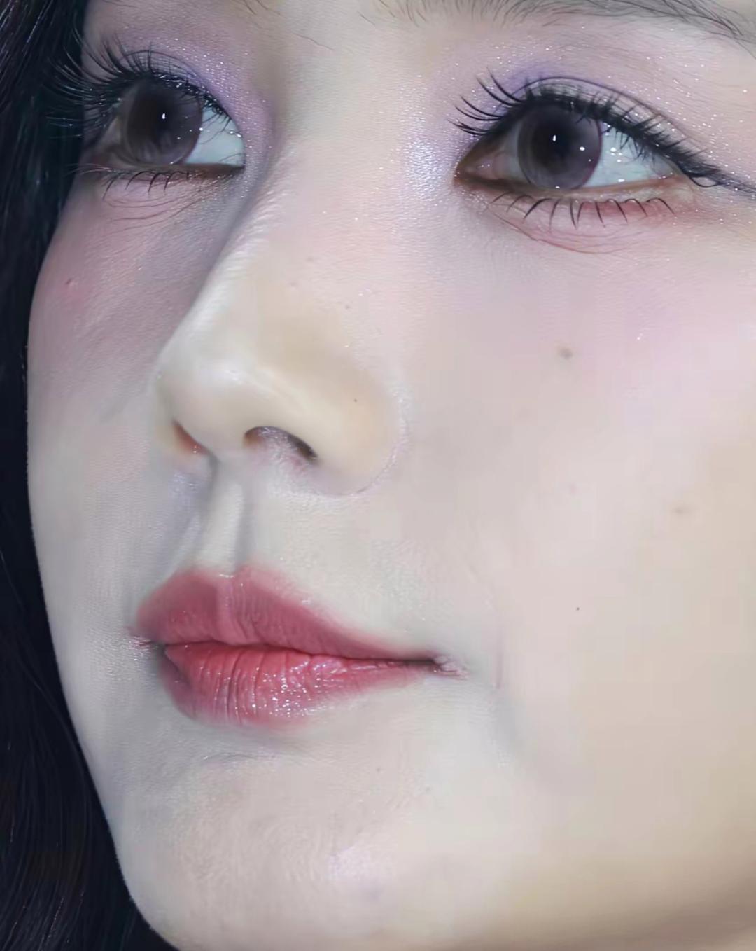 李一桐高清怼脸拍：乍一看皓肤如玉，眉若远黛，鼻似秀峰，唇若丹霞，睫毛长翘，双瞳剪