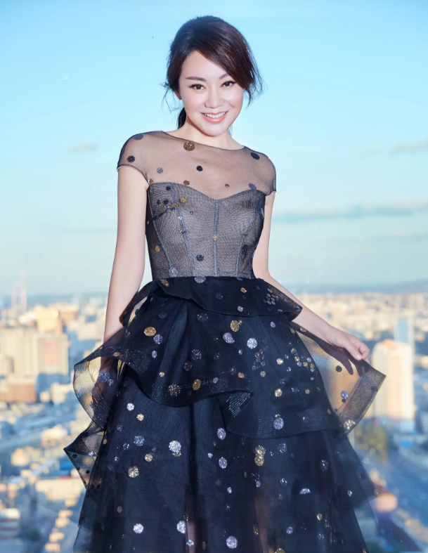 2004年，闫妮的丈夫邹伟提出离婚，闫妮不肯离，她觉得孩子还小，邹伟说：“20万
