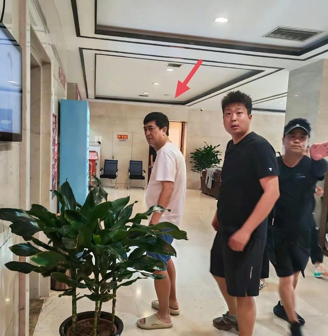 55岁张嘉译现身酒店被偶遇！他的强直性脊柱炎更严重了，整个人成了一个“反S型”