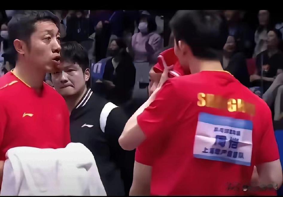 樊振东和王楚钦，一个沉默寡言，一个善于指导队友。樊振东看到双打失利，可能第一