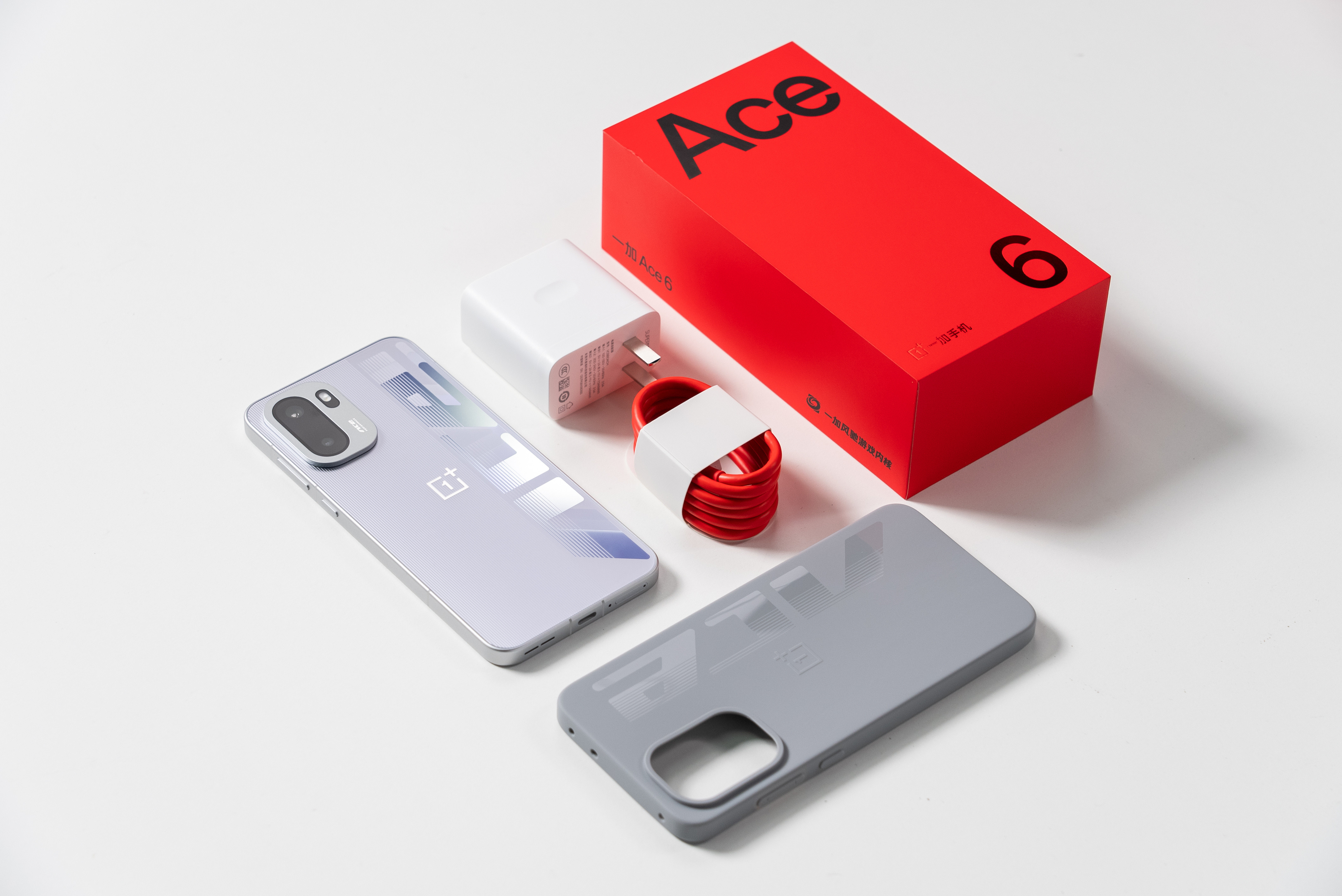 我们拿到了一加Ace6的快银版本这代机身背面左侧采用了竖线纹理,右