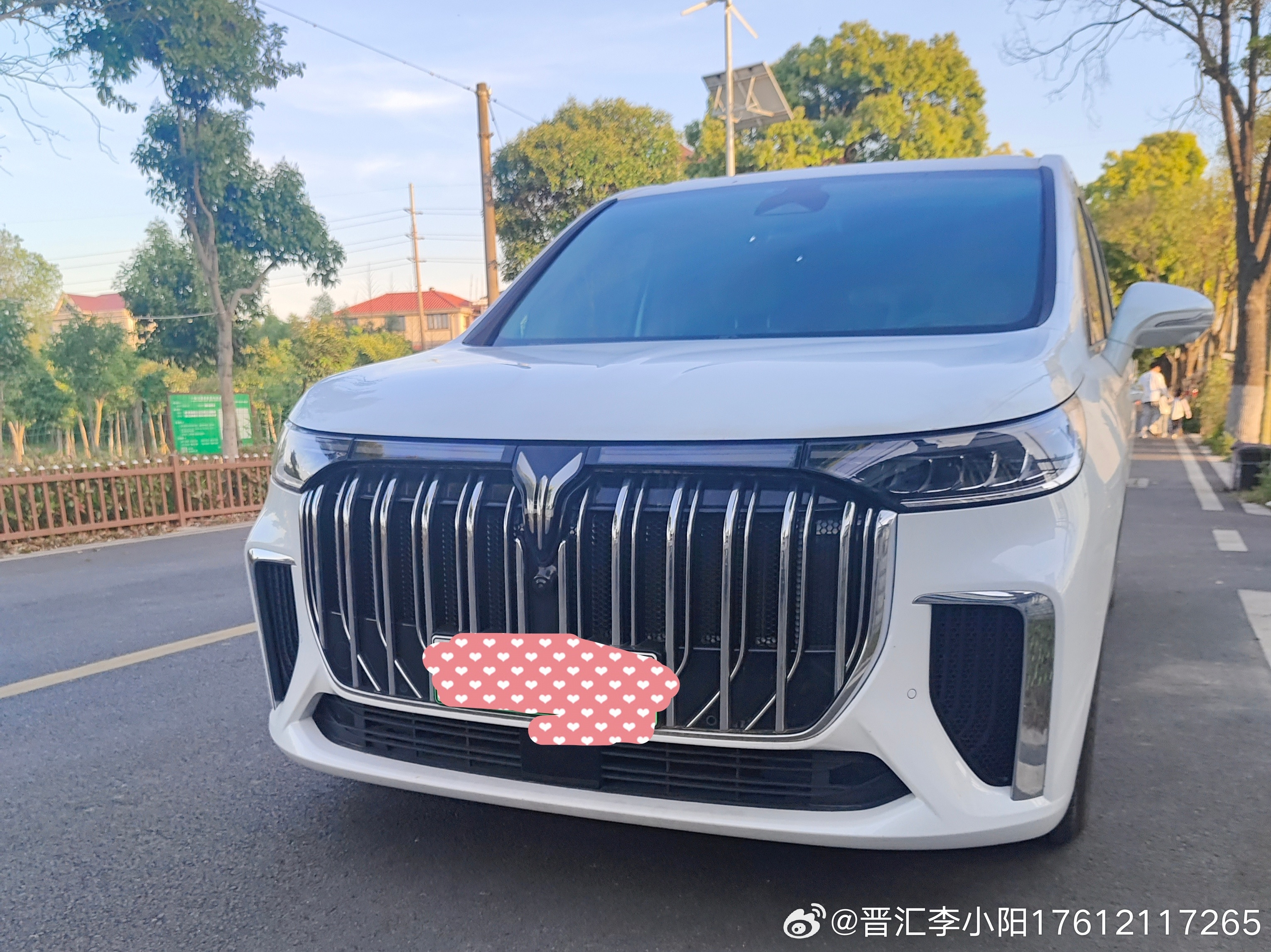 今天给我的岚图梦想家安排了一套专属的地板，安装以后内饰颜值绝对的帅。清...