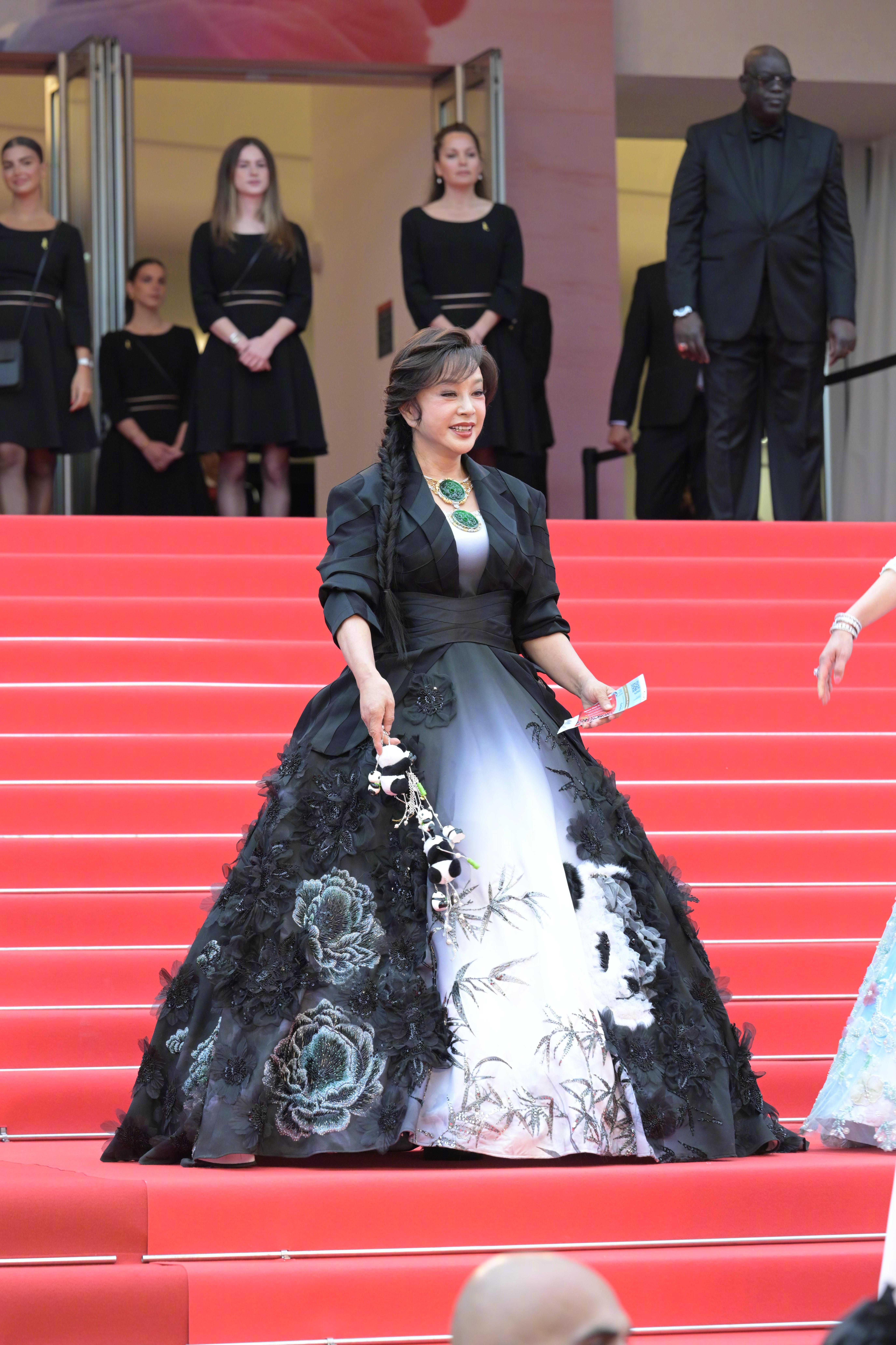亮相第78届戛纳电影节开幕红毯的刘晓庆，集中国元素：牡丹、竹子、熊猫🐼、💰?