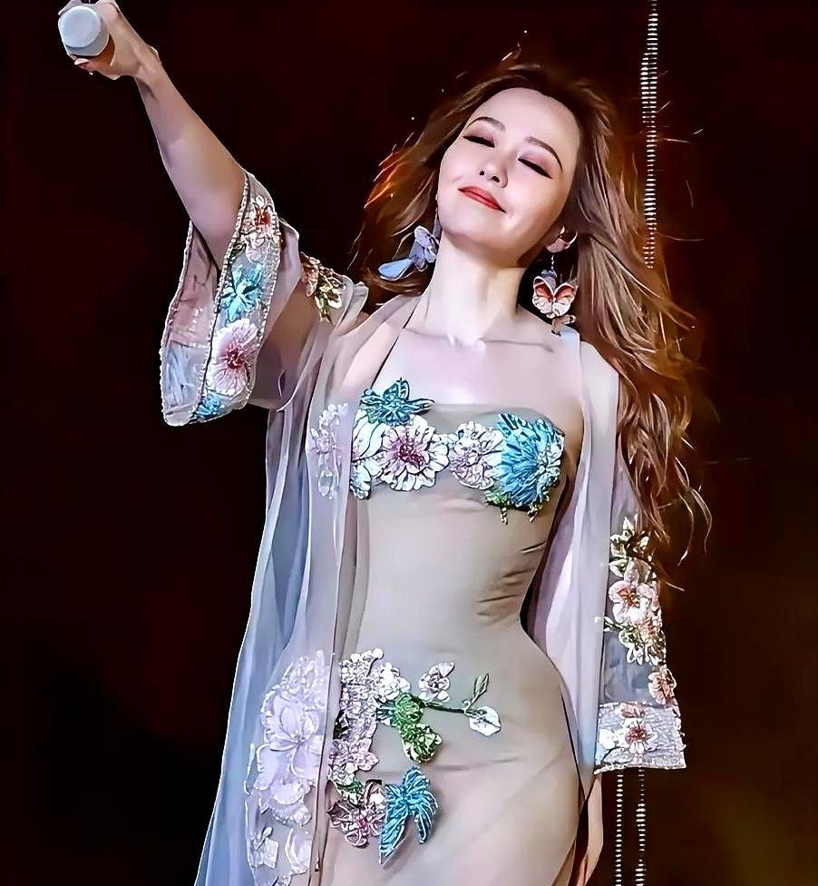 郭德纲二十年前的相声段子，今天成了演唱会后台的服装简报。“旗袍开叉到胳肢窝”不