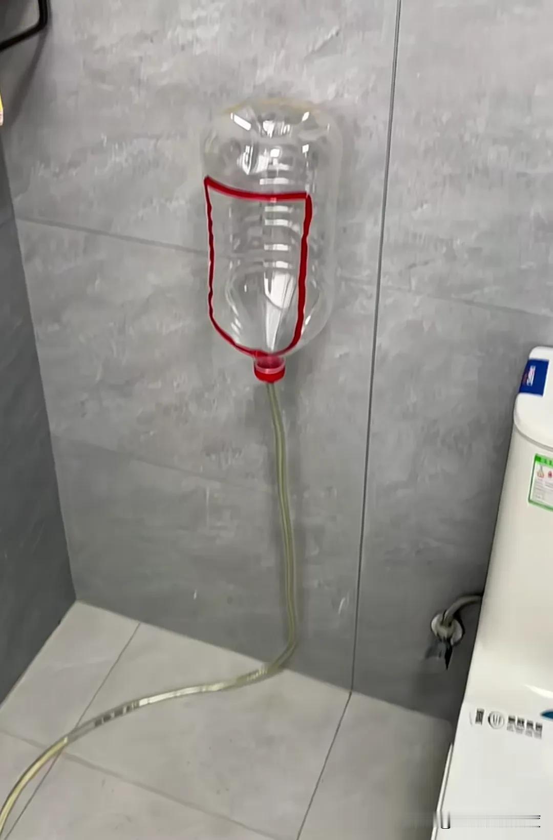 你们给评评理吧，谁在家里卫生间搞得跟公厕一样，还安装了个挂壁式小便池。男人活的