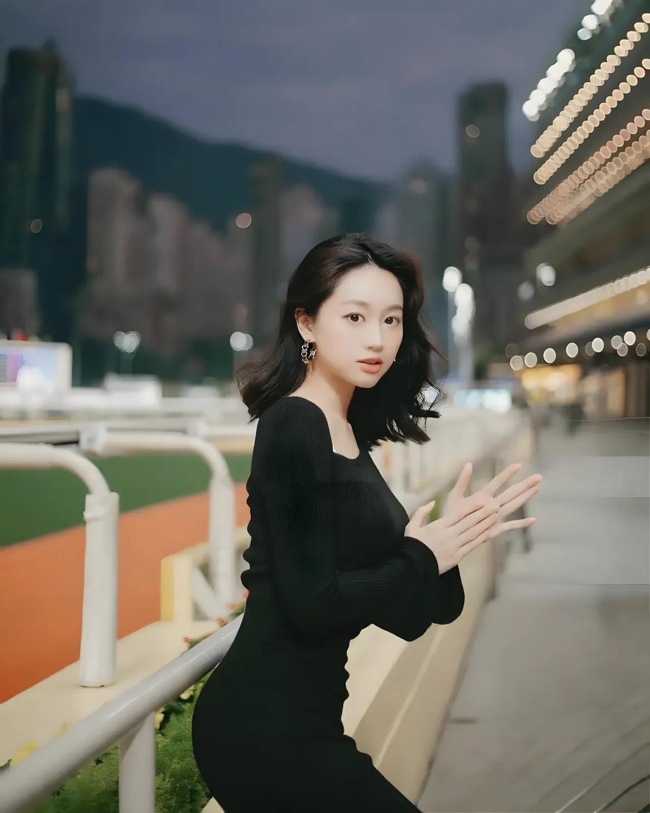 夜晚的都市，霓虹闪烁，时尚女孩在跑道上优雅地摆出姿势，仿佛在等待一场浪漫的邂逅。