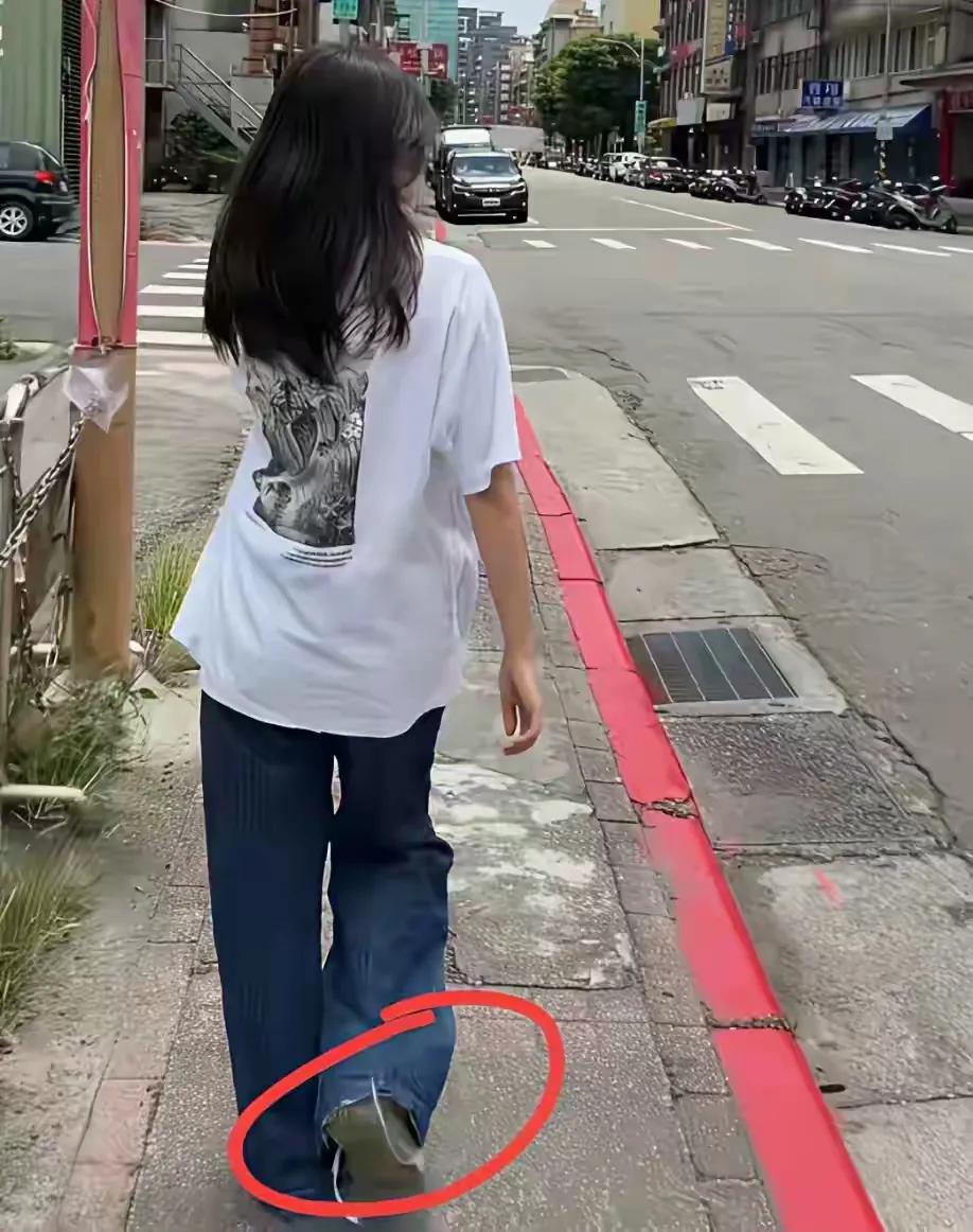 小玥儿的一张背影照，把保姆小杨阿姨推上风口浪尖，主要有三点被诟病:小玥儿在汪